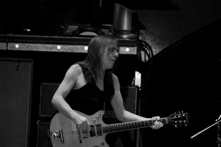 Malcolm Young: le foto più belle del chitarrista che ha fatto la storia ...
