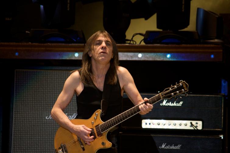 Malcolm Young: le foto più belle del chitarrista che ha fatto la storia ...