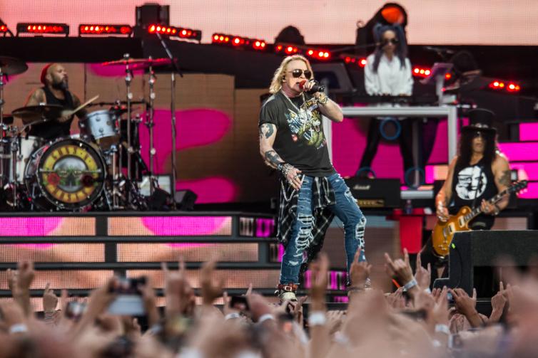 Guns N' Roses guarda le foto,