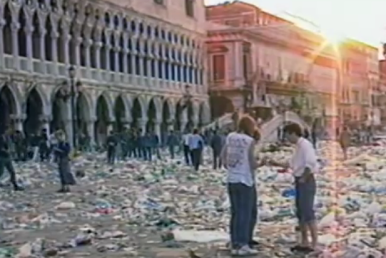 Pink Floyd le foto del concerto di Venezia del 15 luglio 1989 Foto 1 di 14 Pink Floyd le foto del concerto di Venezia del 15 luglio 1989 Foto 1 di 14