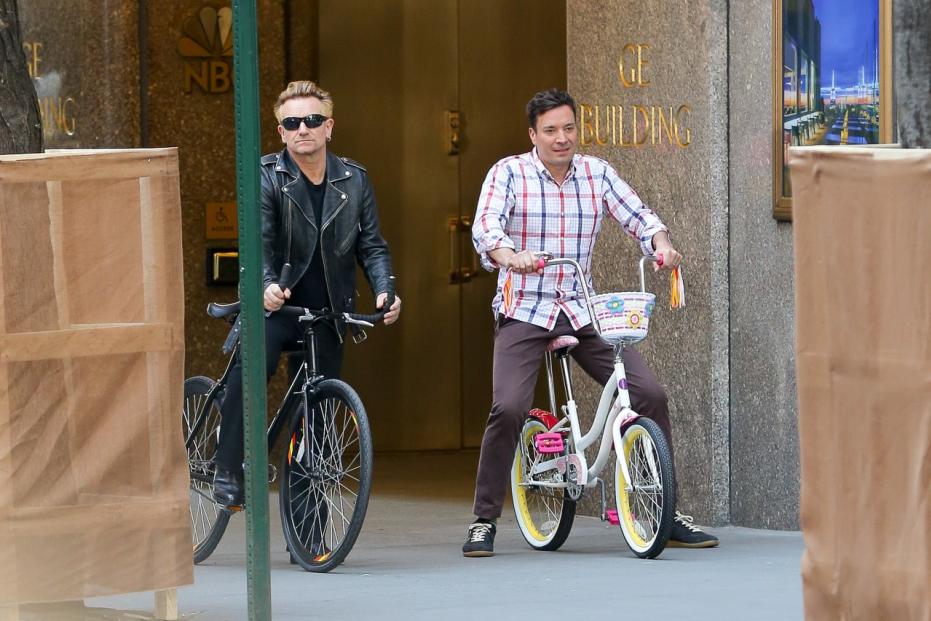 Bono simula l'incidente in Bici con Jimmy Fallon