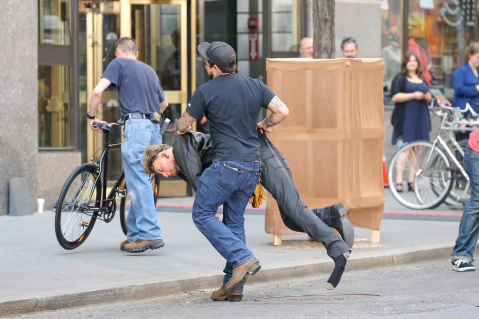 Bono simula l'incidente in Bici con Jimmy Fallon