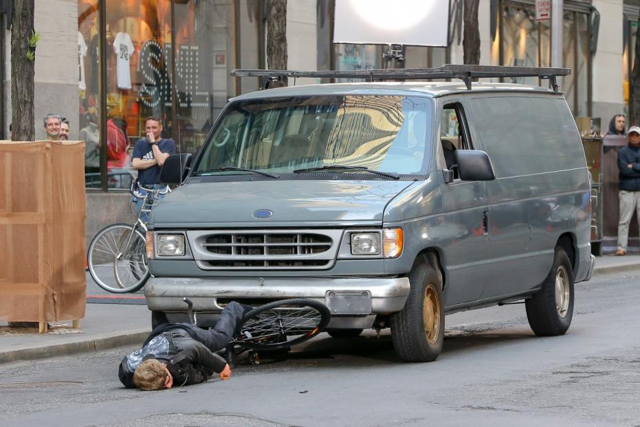 Bono simula l'incidente in Bici con Jimmy Fallon