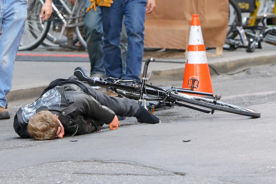 Bono simula l'incidente in Bici con Jimmy Fallon