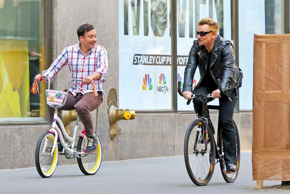 Bono simula l'incidente in Bici con Jimmy Fallon