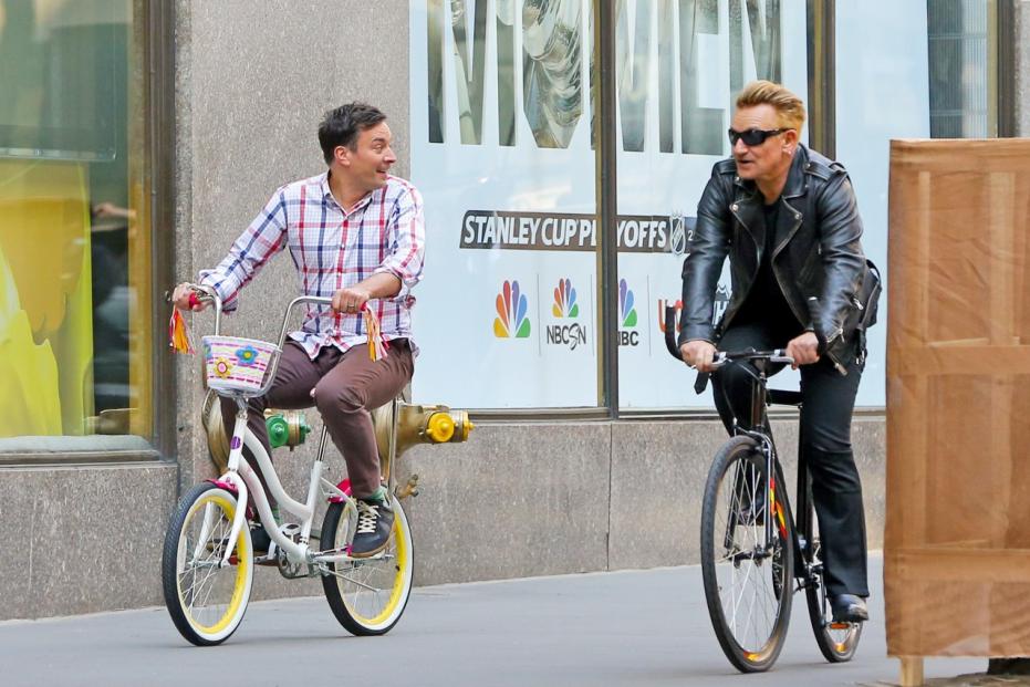 Bono simula l'incidente in Bici con Jimmy Fallon