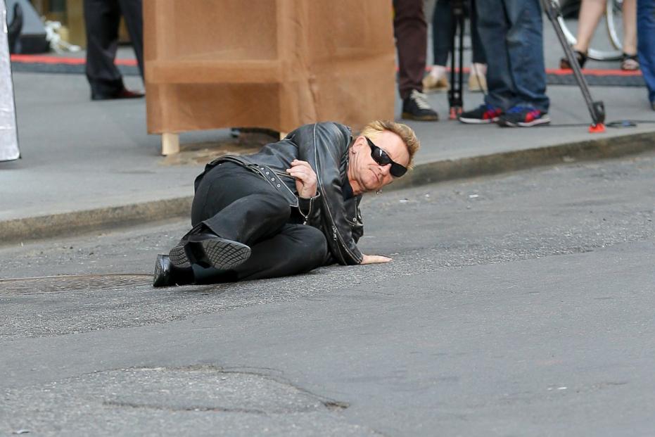 Bono simula l'incidente in Bici con Jimmy Fallon