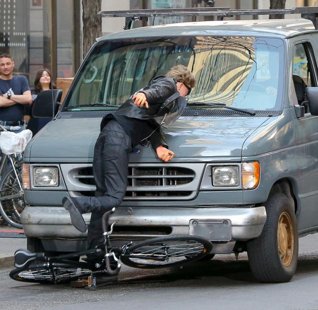 Bono simula l'incidente in Bici con Jimmy Fallon