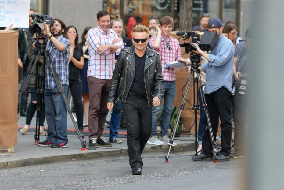 Bono simula l'incidente in Bici con Jimmy Fallon