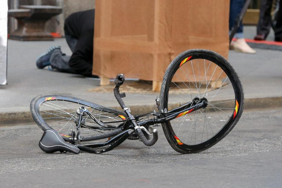 Bono simula l'incidente in Bici con Jimmy Fallon