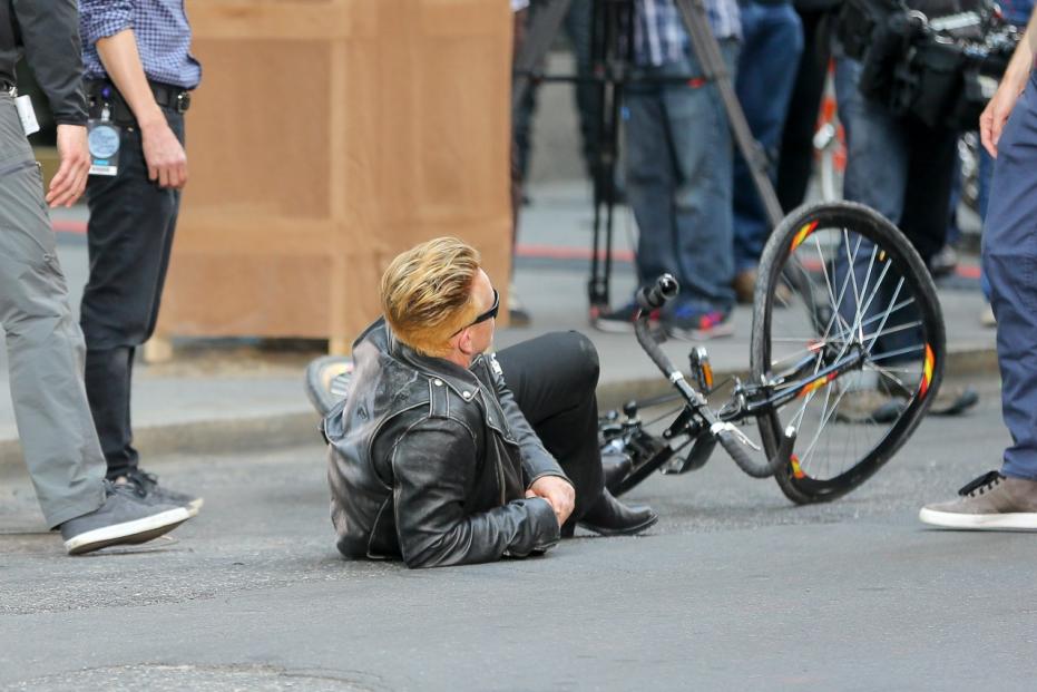 Bono simula l'incidente in Bici con Jimmy Fallon