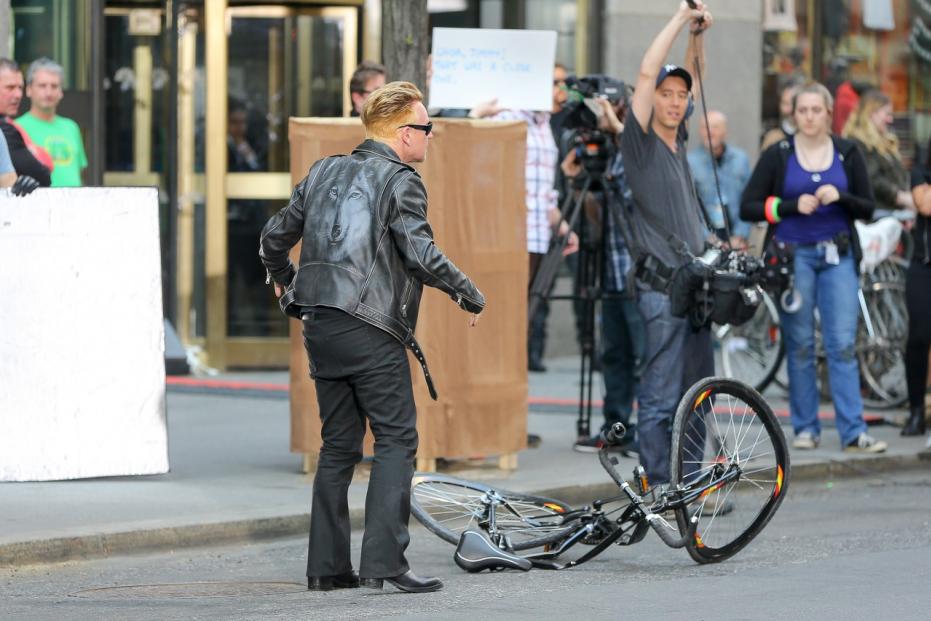 Bono simula l'incidente in Bici con Jimmy Fallon