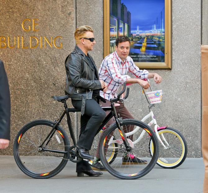 Bono simula l'incidente in Bici con Jimmy Fallon
