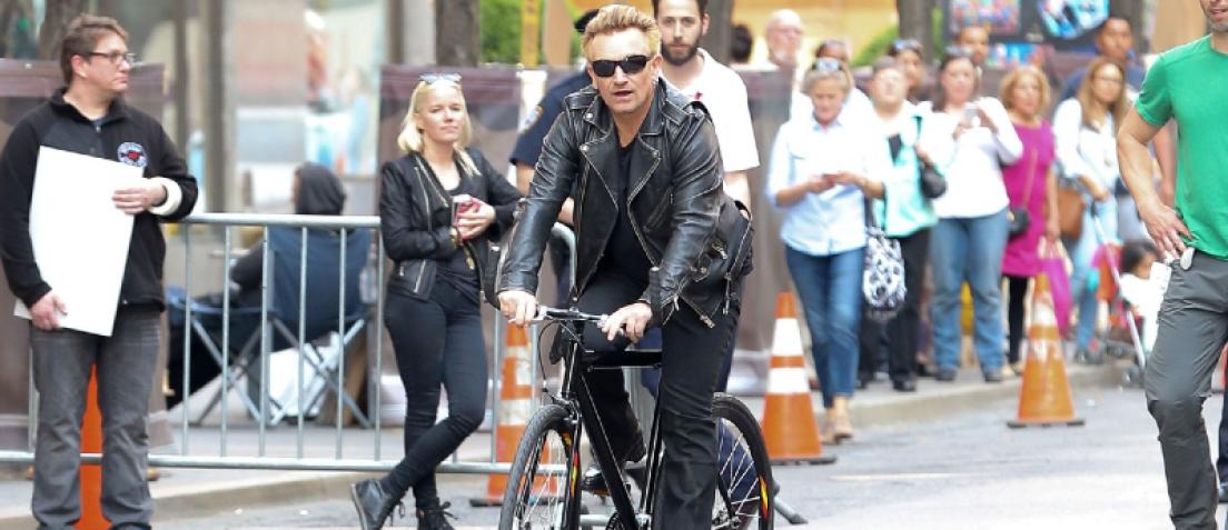 Bono simula l'incidente in Bici con Jimmy Fallon