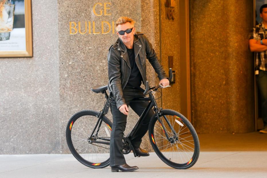 Bono simula l'incidente in Bici con Jimmy Fallon