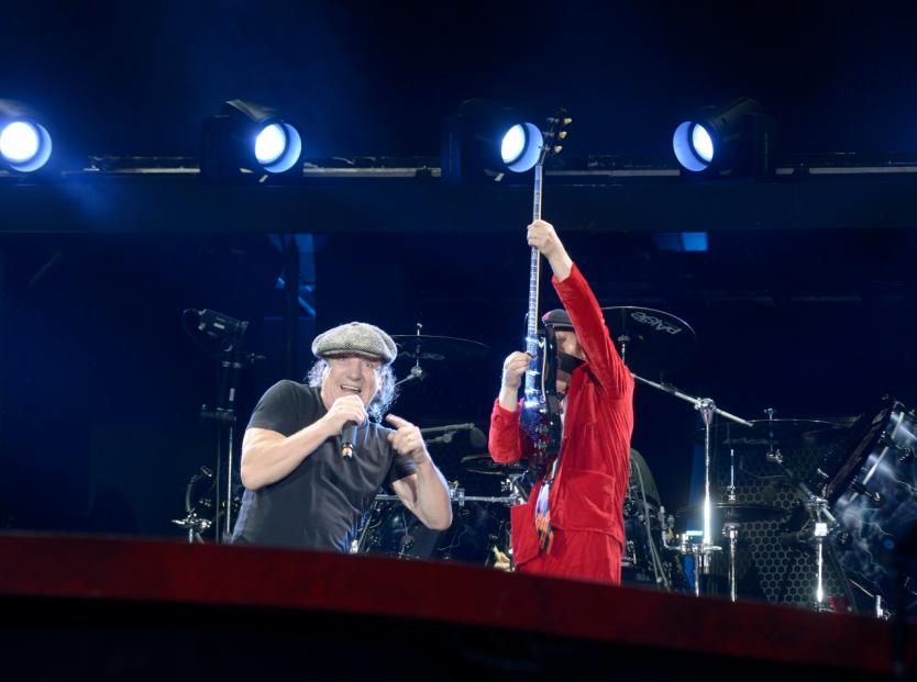 Angus Young  & Brian Johnson in concerto a Londra