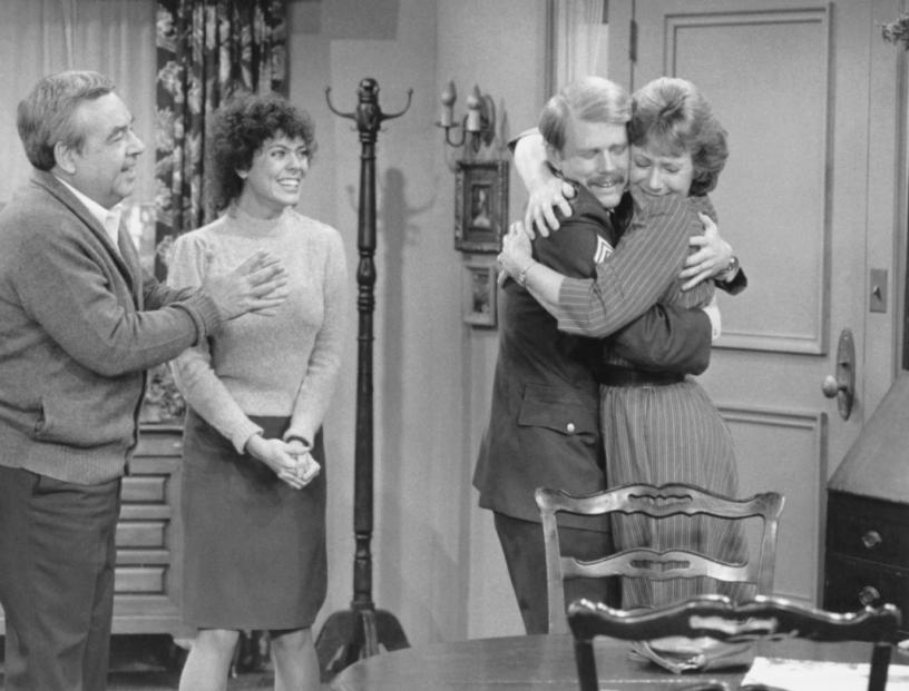 Erin Moran (a sinistra) durante la serie 