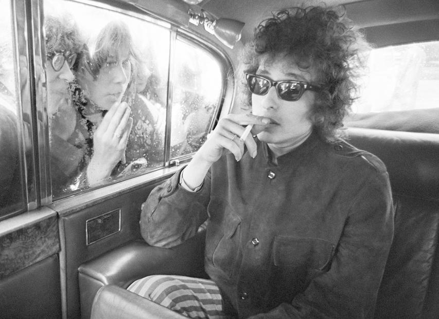 Barry Feinstein - Bob Dylan, Fans looking in limo Royal Albert Hall, London, 1966