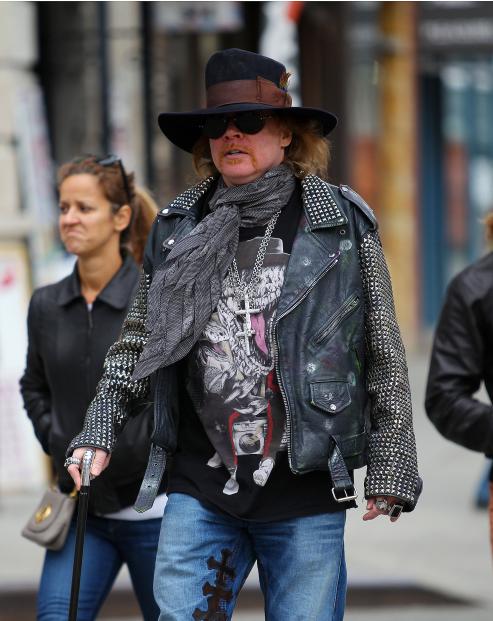Axl Rose a New York a spasso con il bastone
