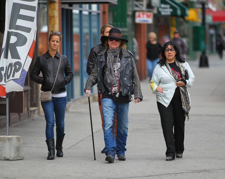 Axl Rose a New York a spasso con il bastone
