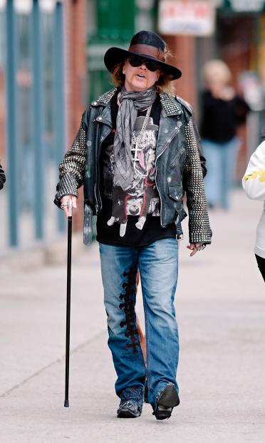 Axl Rose a New York a spasso con il bastone