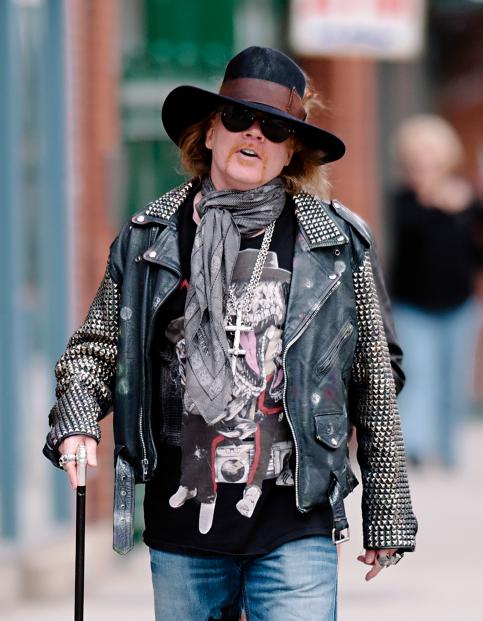 Axl Rose a New York a spasso con il bastone