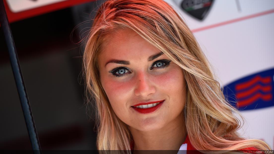 0832_p07_ducati_girl_ambience_full