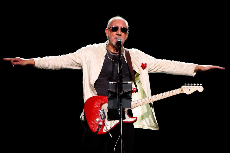 The WHO performing live at YAS ARENA in Abu Dhabi on November 23rd 2014. After race F1 Concert. First date of Anniversary Greatest Hits World Tour