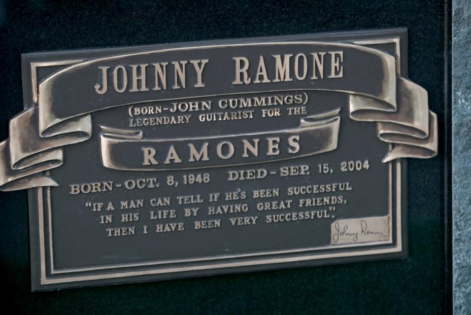 La statua dedicata a Johnny Ramone
