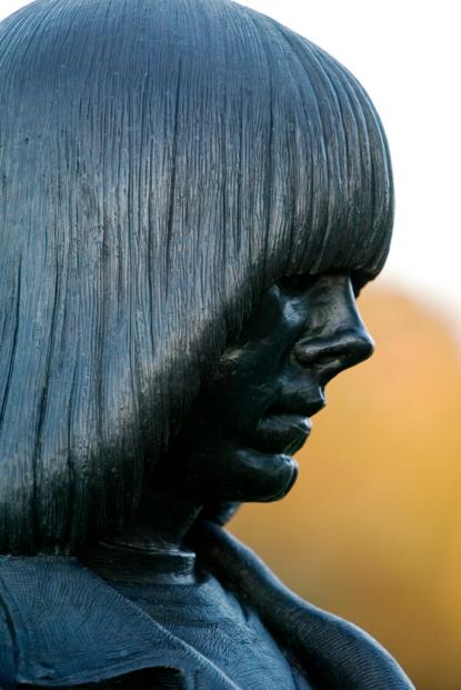 La statua dedicata a Johnny Ramone