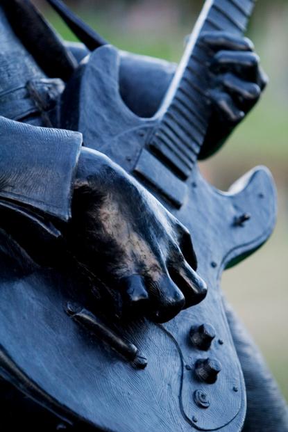 La statua dedicata a Johnny Ramone
