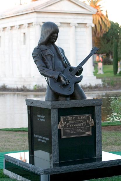 La statua dedicata a Johnny Ramone