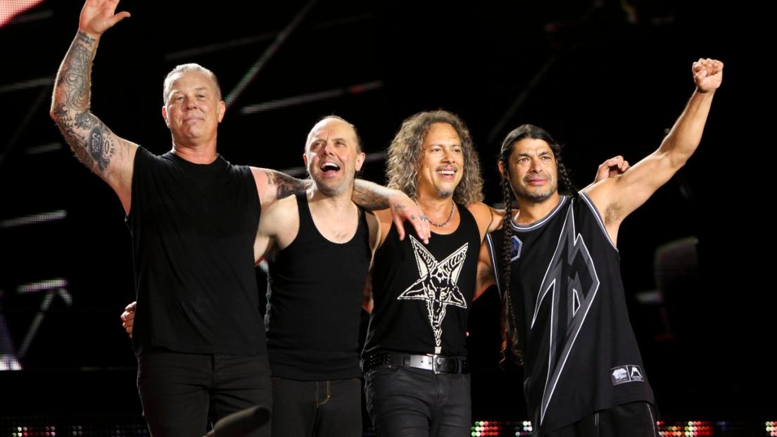 Metallica: due fan arrestati dopo lo show a Perth, colpevoli di aver scalato la torre del palco