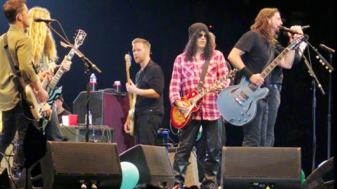 Slash elogia Dave Grohl: "Possiede lo spirito del rock! Io avrei fatto la stessa cosa".