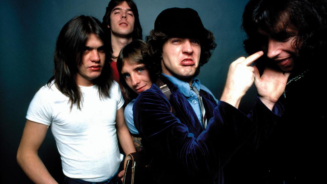 AC/DC, la vera storia di come è nato il nome della band dei fratelli Young