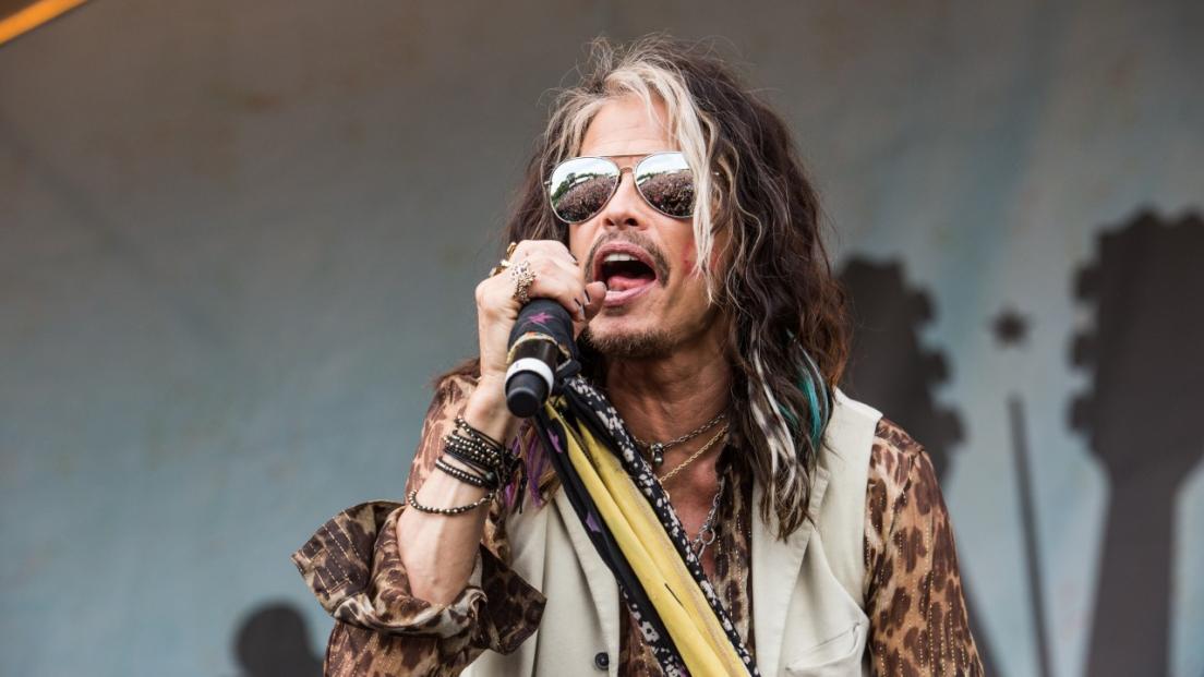 Gli Aerosmith rimandano tutto il tour al 2024: "I problemi alla voce di Steven Tyler sono peggiori del previsto"