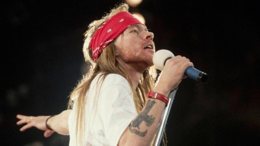 Guns N’ Roses, il manager svela i retroscena dei tour: il 90% della gente nel backstage erano groupie