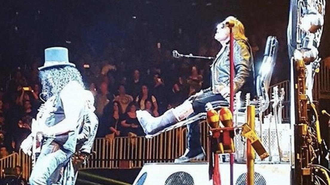 Guns N’ Roses: Axl Rose con il piede rotto ha cantato sul trono di chitarre di Dave Grohl. Guarda il video