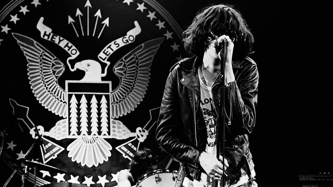 Joey Ramone, annunciato ufficialmente il biopic "I Slept With Joey Ramone". Ecco chi lo interpreterà