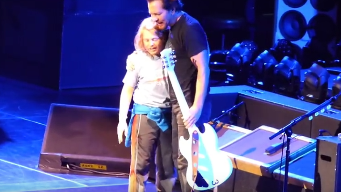 Pearl Jam: sul palco anche il "baby" chitarrista di 10 anni. Guarda il video