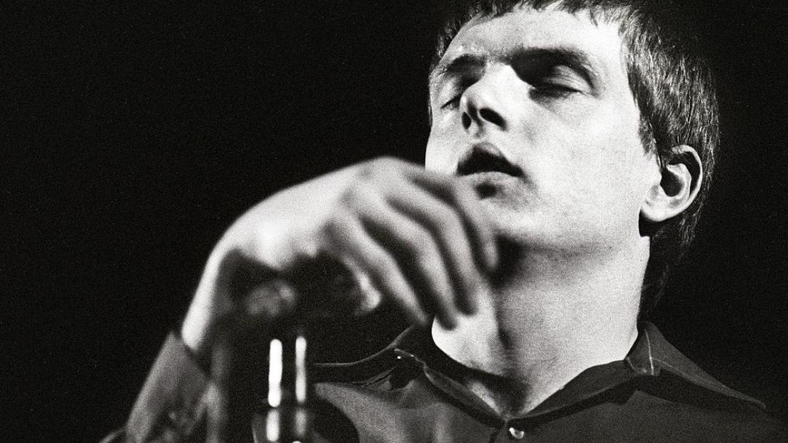 Joy Division, Peter Hook svela come è nata la band: "è tutto merito dei Sex Pistols"