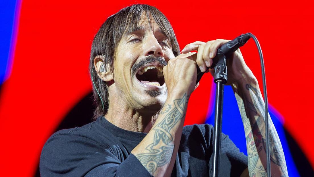 Red Hot Chili Peppers: Anthony Kiedis dimentica il testo di Californication e canta parole inventate. Guarda il video