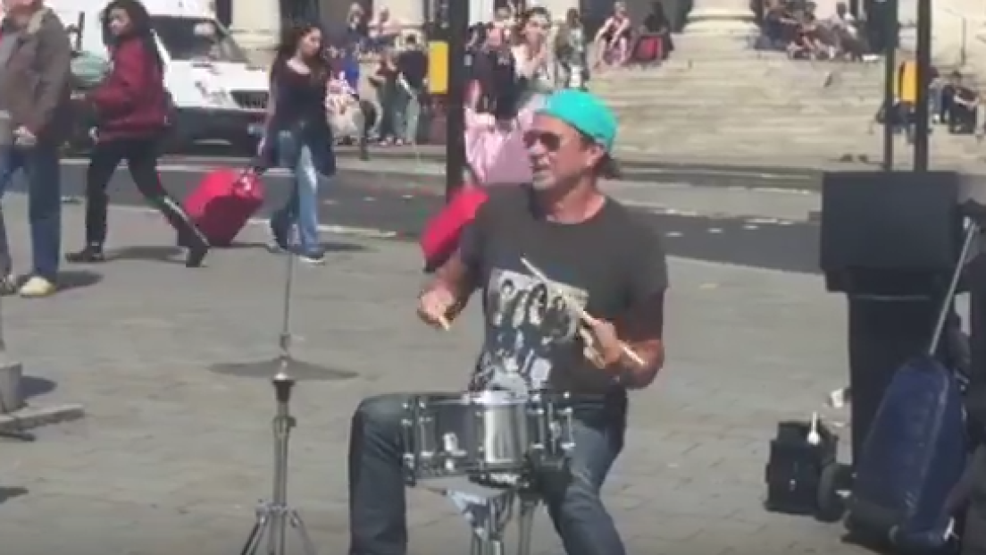 Red Hot Chili Peppers: Chad Smith ha suonato in strada a Londra. Guarda i video