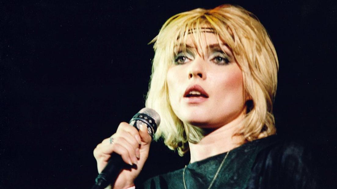 Questa è la toccante lettera che Debbie Harry dei Blondie ha scritto a se stessa adolescente