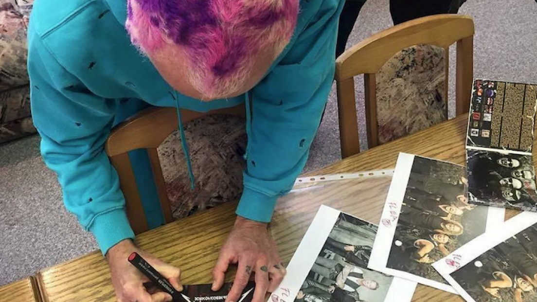 Incredibile ma vero! I Red Hot Chili Peppers in Bielorussia sono stati scambiati per i Metallica e hanno firmato cartoline della band metal. Guarda la foto!