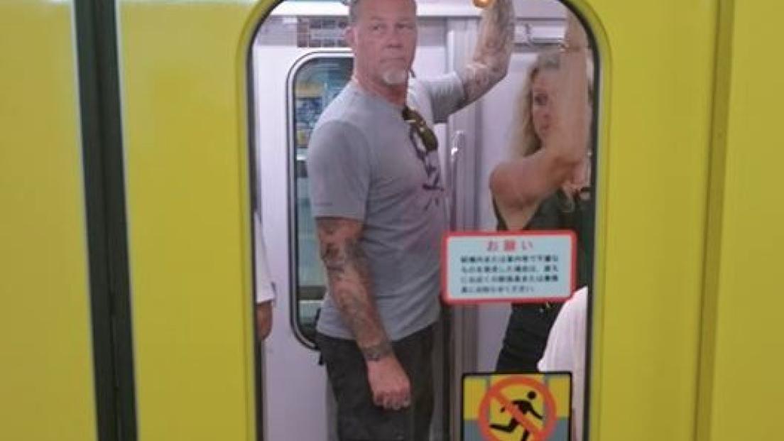 James Hetfield: un fan italiano gli scatta una foto sulla metro a Tokyo