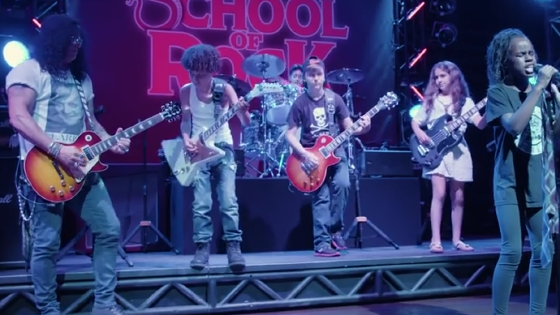 Slash: sorpresa al cast di School of Rock. Guarda il video