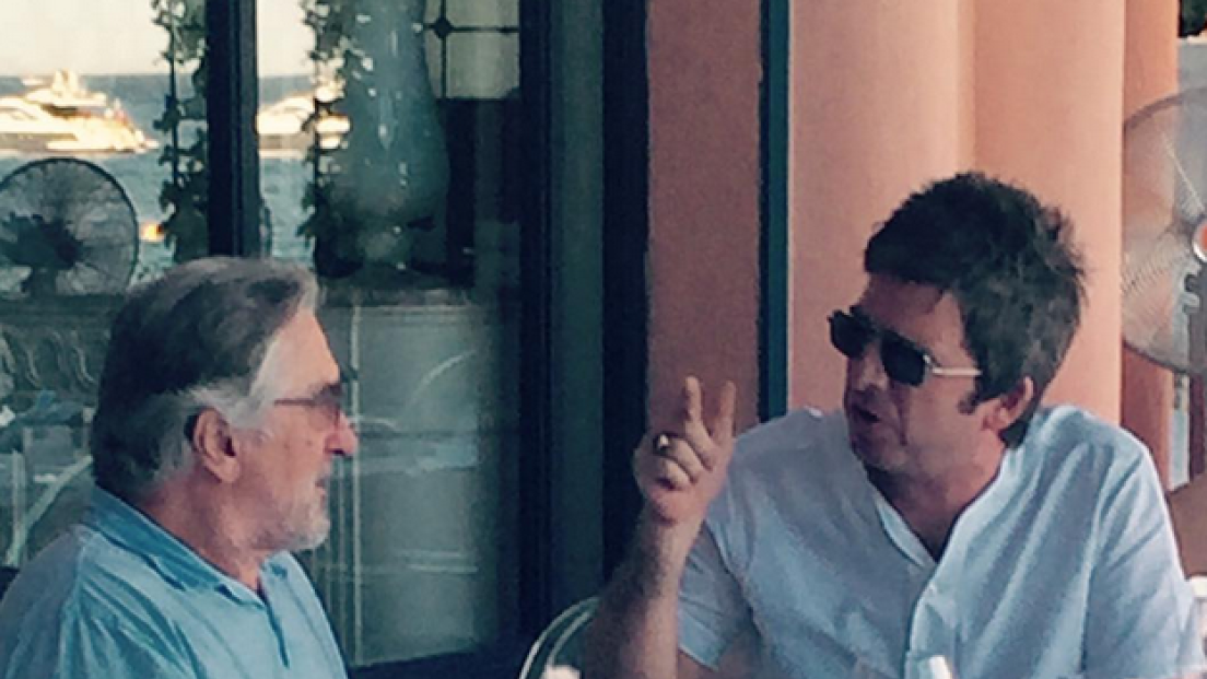 Noel Gallagher racconta l'incontro con Robert De Niro: "Non sapeva chi fossi". Guarda le foto