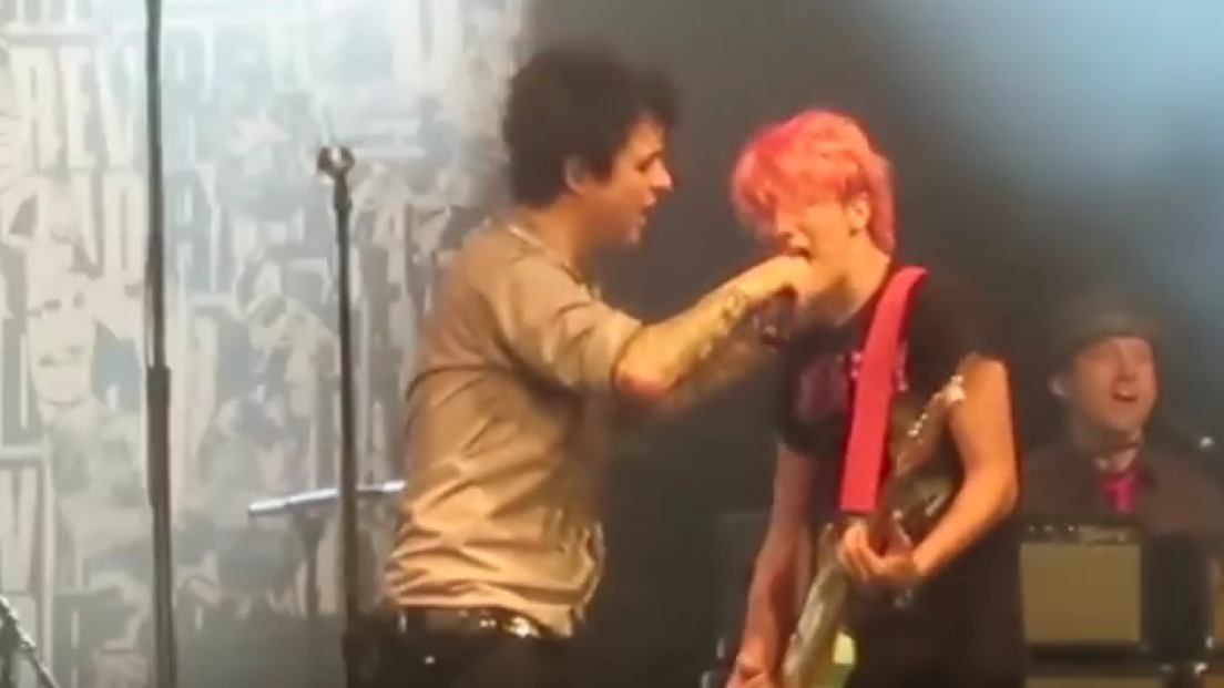Green Day: a Chicago sul palco con loro alla chitarra c'è anche un fan. Guarda il video