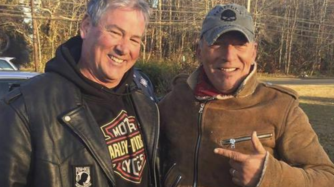 Bruce Springsteen: rimasto in panne con la moto e si è fatto aiutare da un gruppo di biker. Guarda la foto